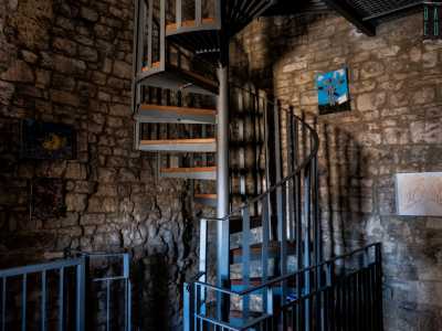 ...e saliamo una ripida scalinata a chiocciola la cui modernit� contrasta con l�ambiente medievale